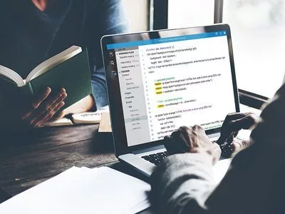 Laptop folosit pentru localizare text